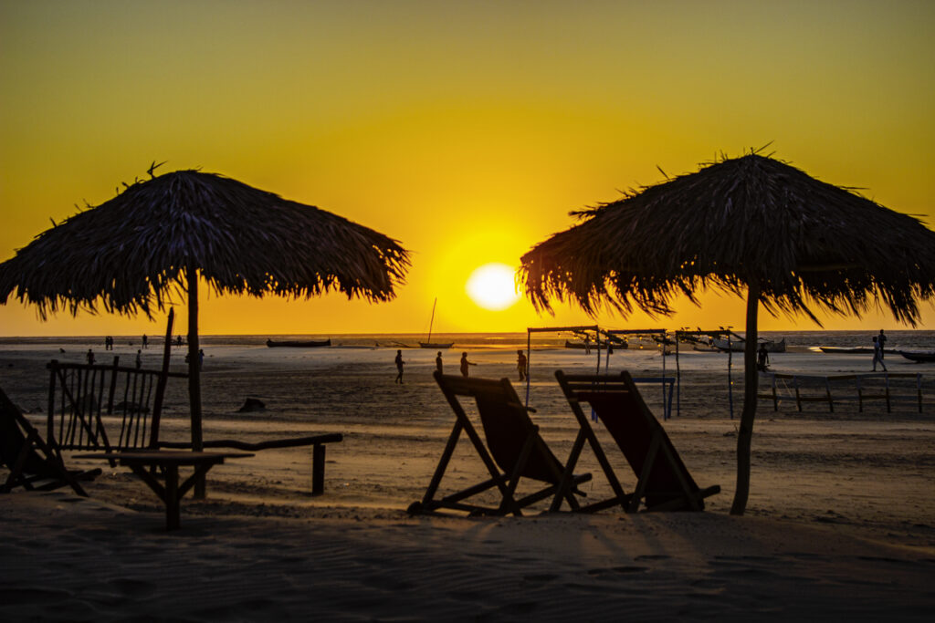 Couché de soleil sur la plage de Morondava